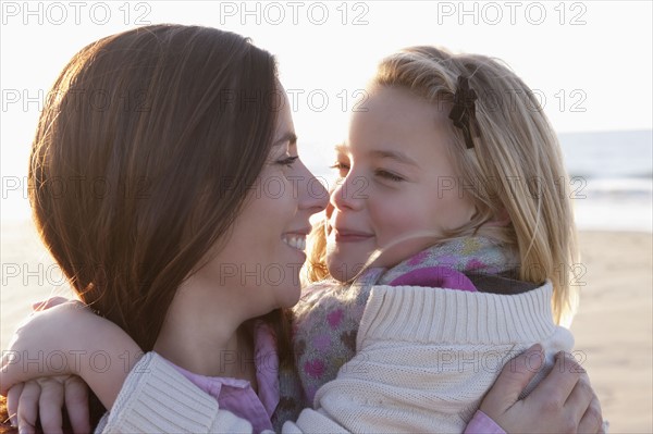 Mother with daughter on beach. 
Photo : Jan Scherders