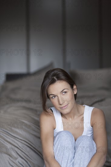Portrait of woman in bedroom. 
Photo: Jan Scherders