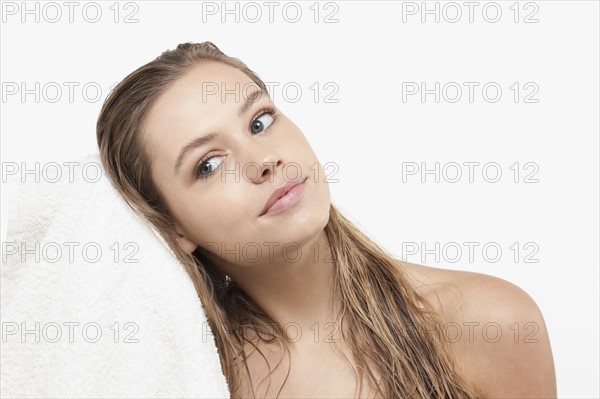 Portrait of young woman with wet hair and towel. 
Photo : Jan Scherders