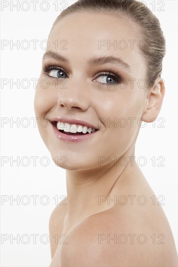 Portrait of cheerful young woman. 
Photo : Jan Scherders