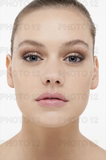 Portrait of young woman looking straight at camera.
Photo : Jan Scherders