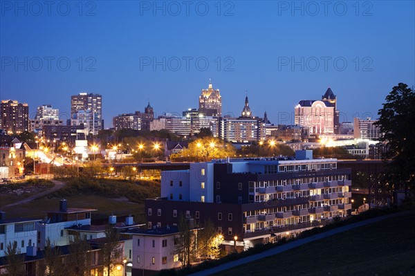 USA, Wisconsin, Milwaukee, City view at night. 
Photo : Henryk Sadura