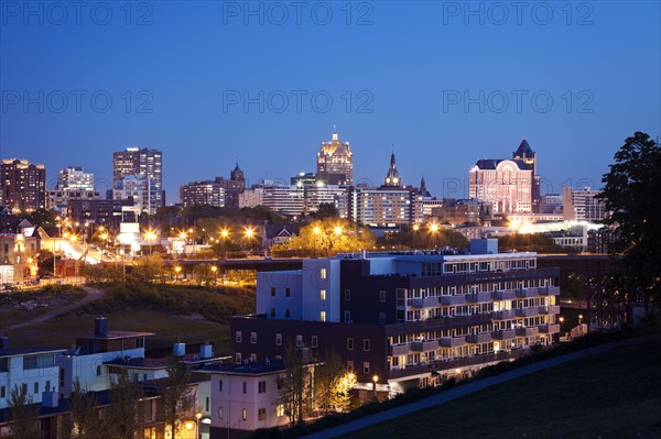 USA, Wisconsin, Milwaukee, City view at night. 
Photo: Henryk Sadura