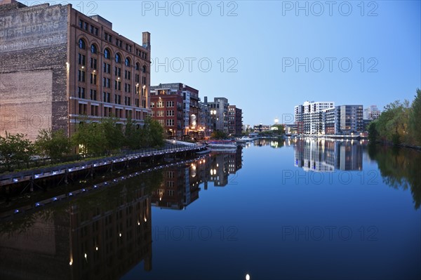 USA, Wisconsin, Milwaukee, City view at dusk. 
Photo : Henryk Sadura