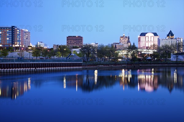 USA, Wisconsin, Milwaukee, City view at night. 
Photo: Henryk Sadura