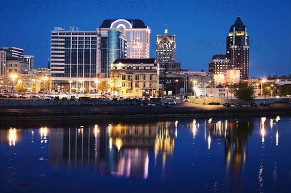 USA, Wisconsin, Milwaukee, City view at night. 
Photo : Henryk Sadura