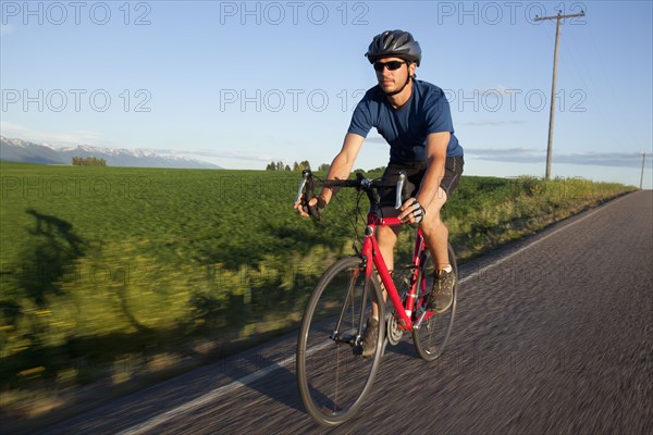 USA, Montana, Kalispell, Cyclist captured in motion. 
Photo : Noah Clayton