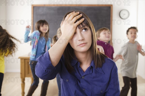 Teacher with group of pupils in front of blackboard. 
Photo : Rob Lewine