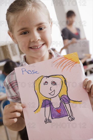 Girl (6-7) showing his drawing. 
Photo : Rob Lewine