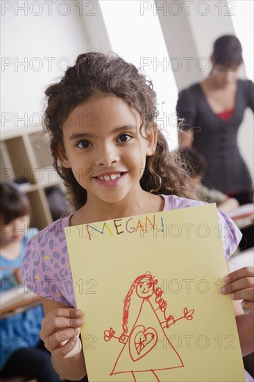 Girl (8-9) showing his drawing. 
Photo : Rob Lewine