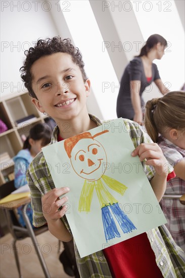 Boy (8-9) showing his drawing. 
Photo : Rob Lewine