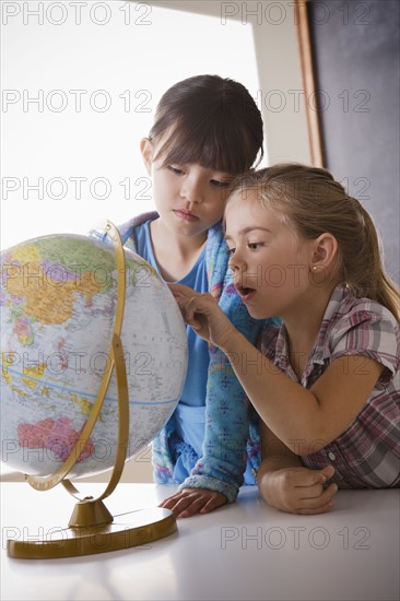 Schoolgirls (6-7,8-9) with globe. 
Photo : Rob Lewine