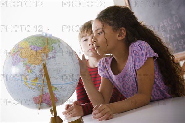 Schoolchildren (6-7) with globe. 
Photo : Rob Lewine