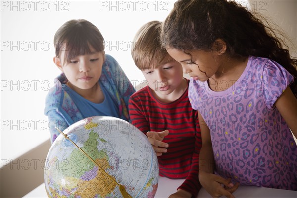 Schoolchildren (6-7,8-9) with globe. 
Photo : Rob Lewine