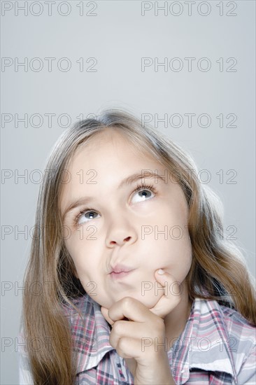 Portrait of girl (6-7), studio shot. 
Photo : Rob Lewine