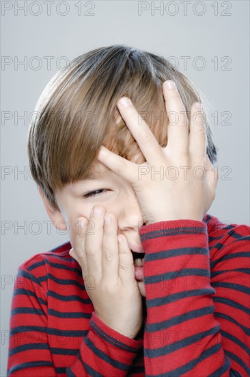 Portrait of boy (6-7), studio shot. 
Photo : Rob Lewine