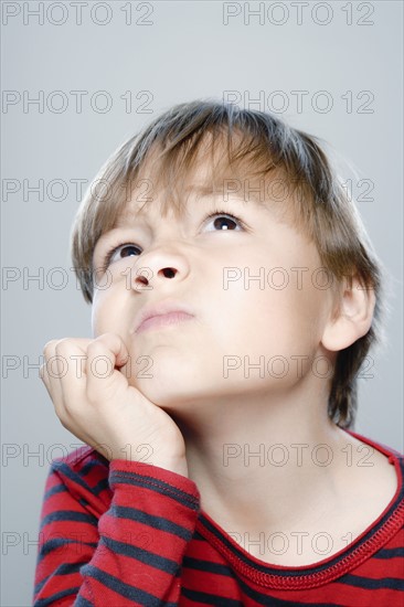Portrait of boy (6-7), studio shot.
Photo : Rob Lewine