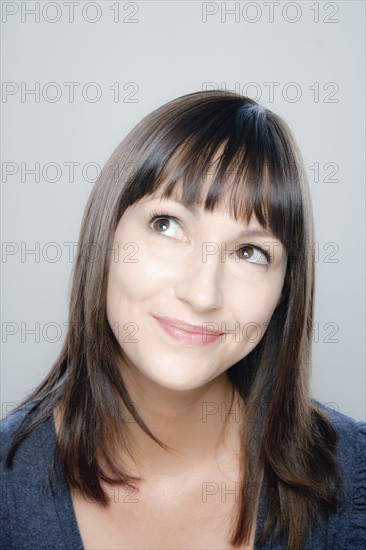 Portrait of young woman, studio shot.
Photo : Rob Lewine