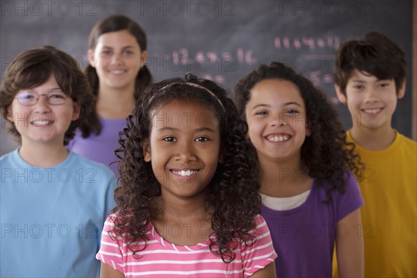 Portrait of pupils (10-11, 12-13) with blackboard in background. 
Photo : Rob Lewine