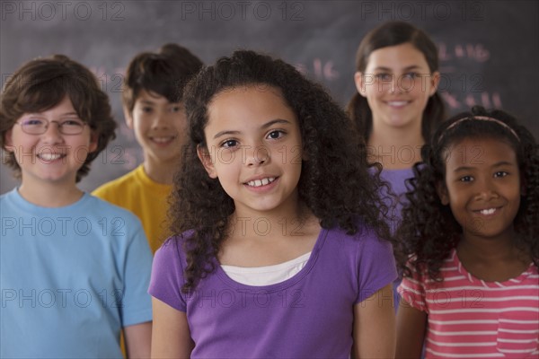 Portrait of pupils (10-11, 12-13) with blackboard in background. 
Photo : Rob Lewine