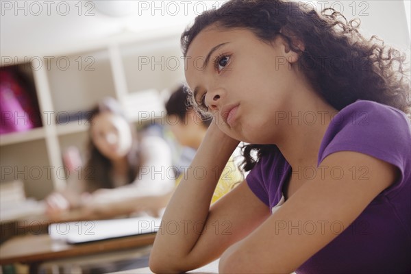 Portrait of schoolgirl (10-11) contemplating.
Photo : Rob Lewine