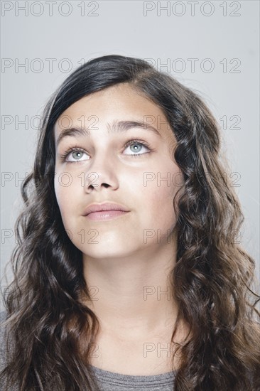 Portrait of girl (12-13) looking up. 
Photo : Rob Lewine