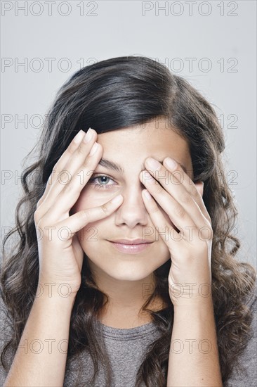 Portrait of girl (12-13), studio shot. 
Photo : Rob Lewine