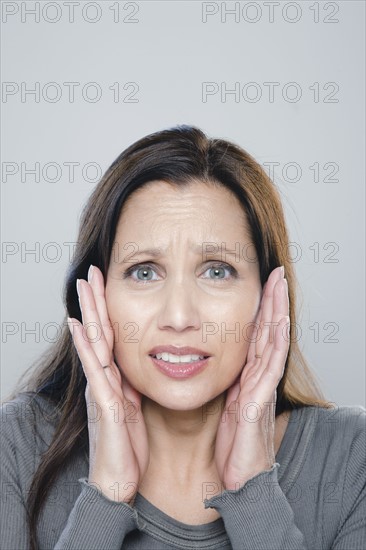 Portrait of mature woman, studio shot.
Photo : Rob Lewine