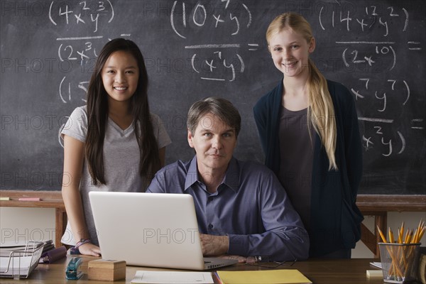 Portrait of maths teacher with two students (14-15). 
Photo : Rob Lewine