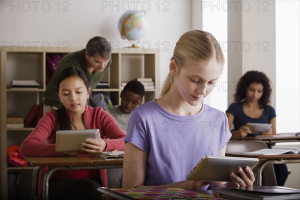 Teacher and teenage students (14-15, 16-17). 
Photo : Rob Lewine