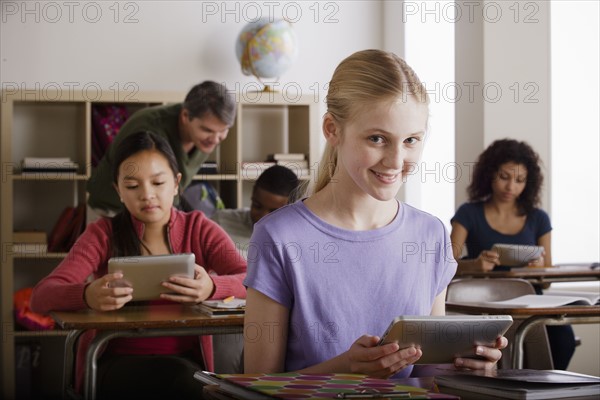 Teacher and teenage students (14-15, 16-17). 
Photo : Rob Lewine