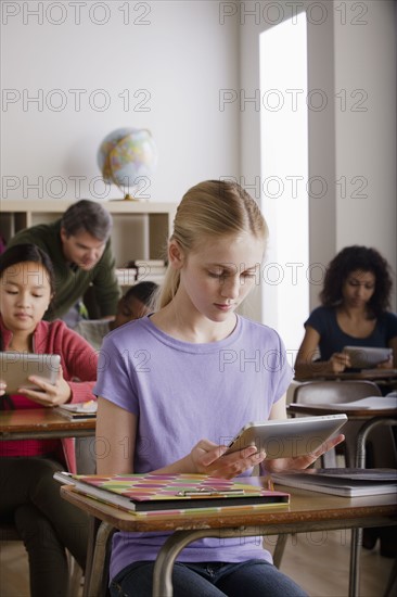 Teacher and teenage students (14-15, 16-17). 
Photo : Rob Lewine