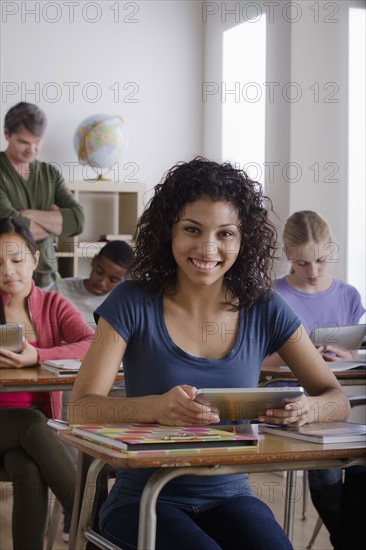 Teacher and teenage students (14-15, 16-17). 
Photo : Rob Lewine