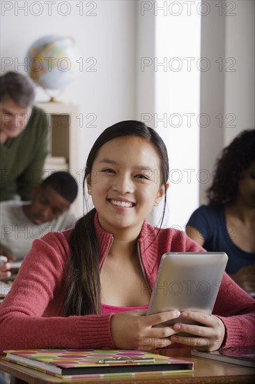 Teacher and teenage students (14-15, 16-17). 
Photo : Rob Lewine