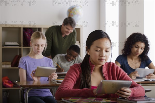 Teacher and teenage students (14-15, 16-17). 
Photo : Rob Lewine