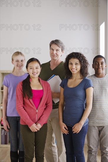 Teacher and teenage students (14-15, 16-17). 
Photo : Rob Lewine