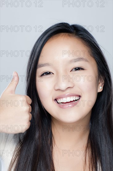 Portrait of teenage girl (14-15), studio shot. 
Photo : Rob Lewine