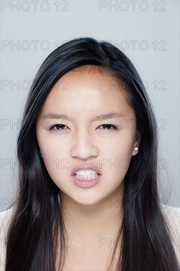 Portrait of teenage girl (14-15), studio shot. 
Photo : Rob Lewine