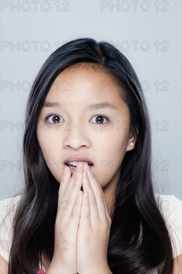 Portrait of teenage girl (14-15), studio shot. 
Photo : Rob Lewine