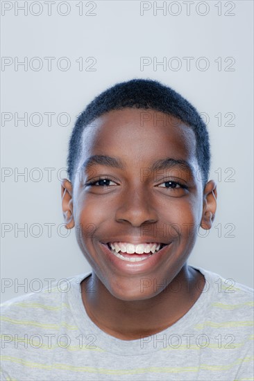 Portrait of teenage boy (14-15), studio shot. 
Photo : Rob Lewine