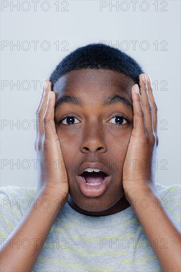 Portrait of teenage boy (14-15), studio shot. 
Photo : Rob Lewine