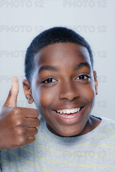 Portrait of teenage boy (14-15), studio shot. 
Photo : Rob Lewine