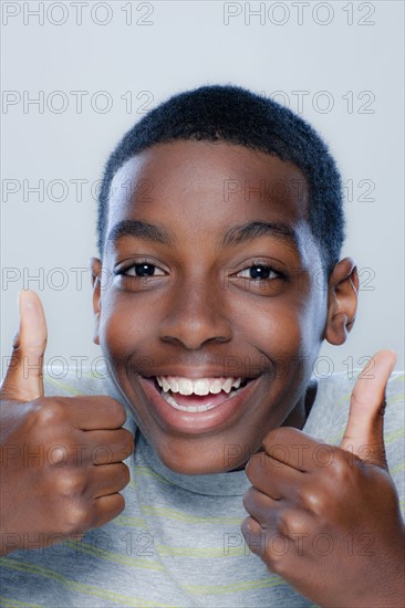 Portrait of teenage boy (14-15), studio shot. 
Photo : Rob Lewine