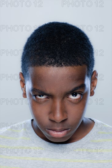 Portrait of teenage boy (14-15), studio shot. 
Photo : Rob Lewine