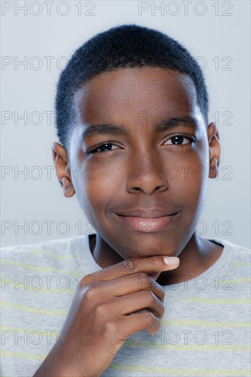 Portrait of teenage boy (14-15), studio shot.
Photo : Rob Lewine