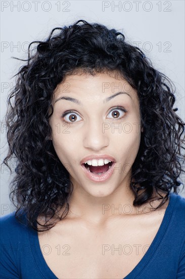 Portrait of teenage girl (16-17), studio shot. 
Photo : Rob Lewine