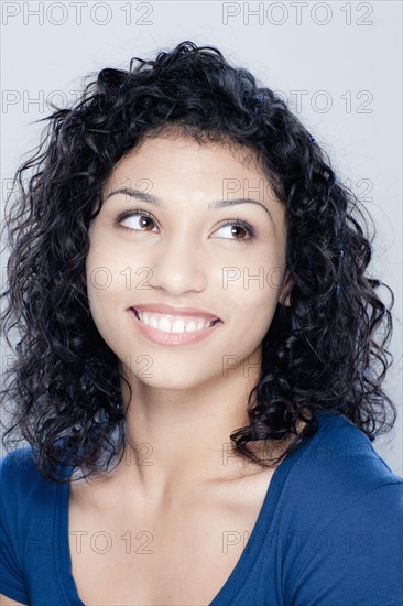 Portrait of teenage girl (16-17), studio shot. 
Photo : Rob Lewine