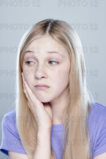 Portrait of teenage girl (14-15), studio shot. 
Photo : Rob Lewine