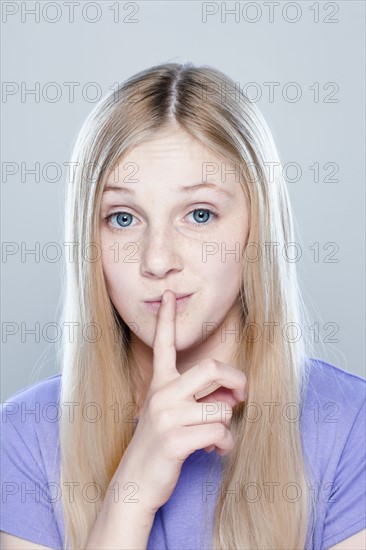 Portrait of teenage girl (14-15), studio shot. 
Photo : Rob Lewine