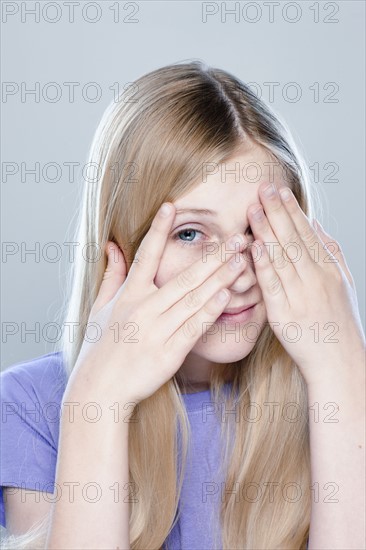 Portrait of teenage girl (14-15), studio shot. 
Photo : Rob Lewine